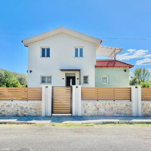 &Tau;&omicron; &lambda;&epsilon;&upsilon;&kappa;ό &sigma;&pi;ί&tau;&iota; &mu;&epsilon; &tau;&eta;&nu; &kappa;ό&kappa;&kappa;&iota;&nu;&eta; &sigma;&kappa;&epsilon;&pi;ή &kappa;&alpha;&iota; &tau;&omicron;&nu; &xi;ύ&lambda;&iota;&nu;&omicron; &phi;&rho;ά&chi;&tau;&eta;