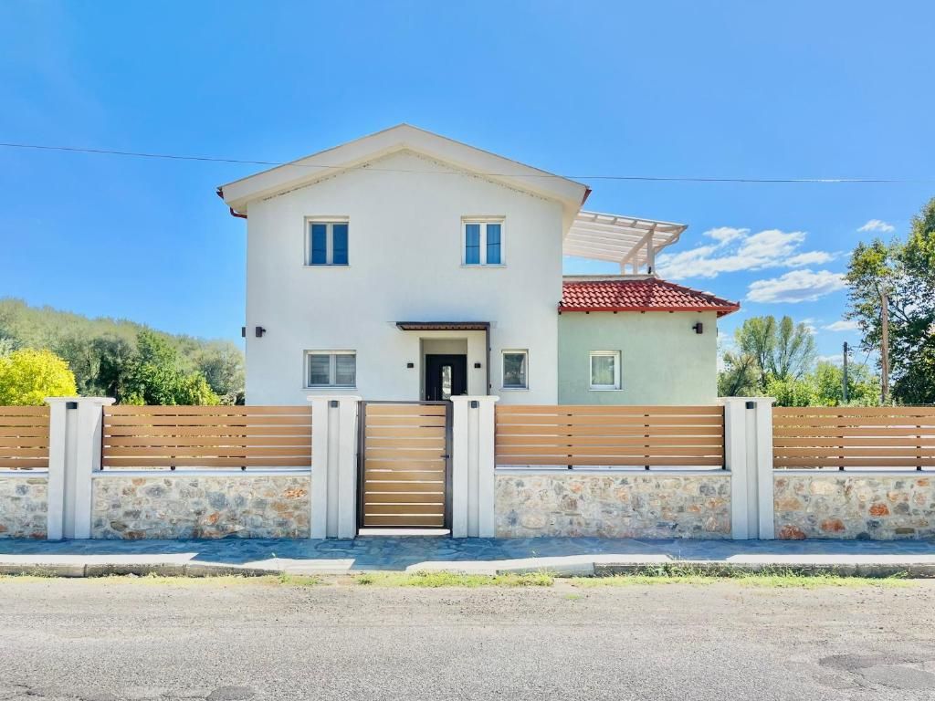 &Tau;&omicron; &lambda;&epsilon;&upsilon;&kappa;ό &sigma;&pi;ί&tau;&iota; &mu;&epsilon; &tau;&eta;&nu; &kappa;ό&kappa;&kappa;&iota;&nu;&eta; &sigma;&kappa;&epsilon;&pi;ή &kappa;&alpha;&iota; &tau;&omicron;&nu; &xi;ύ&lambda;&iota;&nu;&omicron; &phi;&rho;ά&chi;&tau;&eta;