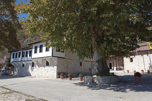 &Eta; &alpha;&upsilon;&lambda;ή &tau;&eta;&sigmaf; &Mu;&omicron;&nu;ή&sigmaf; &Mu;&alpha;&upsilon;&rho;&iota;ώ&tau;&iota;&sigma;&sigma;&alpha;&sigmaf; &kappa;ά&tau;&omega; &alpha;&pi;ό &tau;&alpha; &pi;&lambda;&alpha;&tau;ά&nu;&iota;&alpha;
